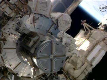 In ihren weißen Anzügen fallen die Astronauten Alexander Gerst und Reid Wiseman bei den Arbeiten an der ISS kaum auf. Erst auf den zweiten Blick erkennt man die beiden Astronauten.