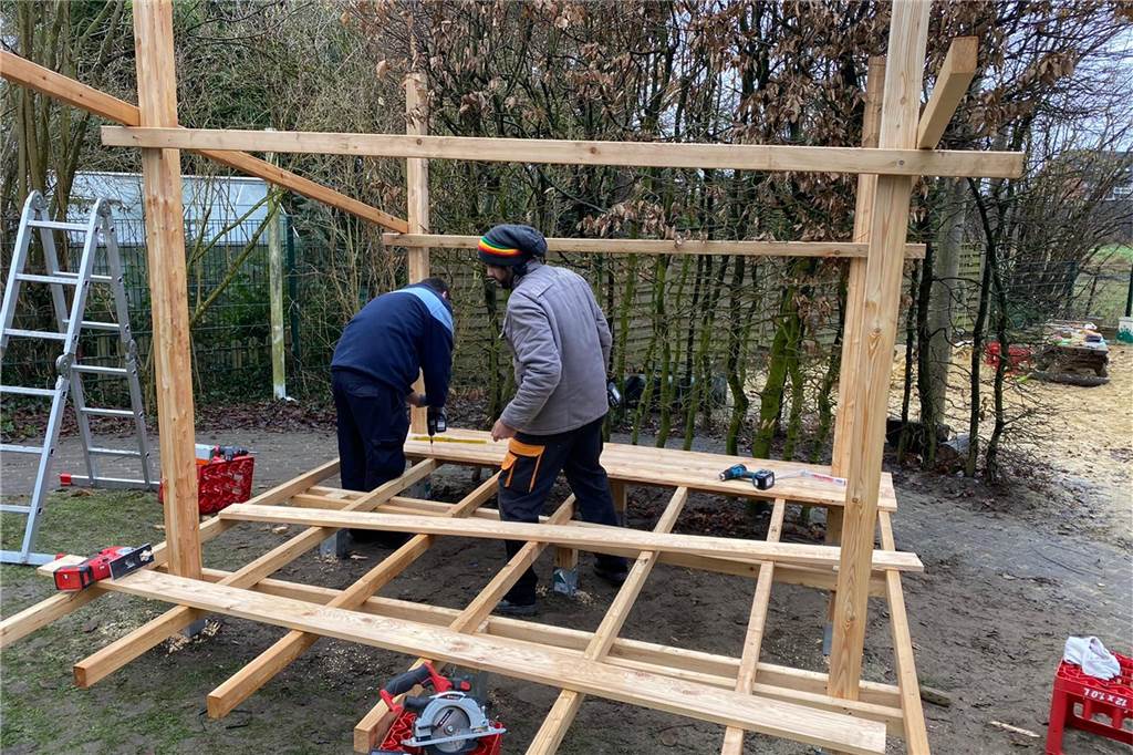 In ihrer Freizeit errichteten Eltern die neue Waldbühne im Garten der Kita.