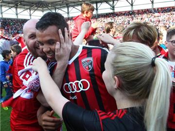 In Ingolstadt feiern Fans und Spieler den Bundesliga-Aufstieg. Foto: Karl-Josef Hildenbrand