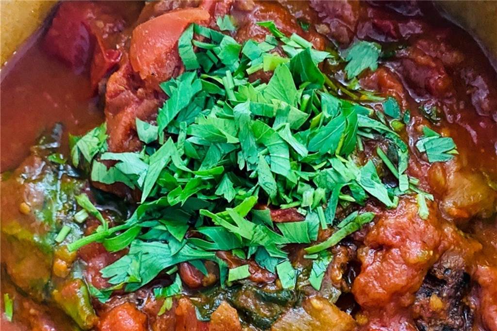 Einen Monat lang vegan und ohne Alkohol leben: Zwei Autorinnen, zwei Selbsttests Veganes Shakshuka mit frischer Petersilie
