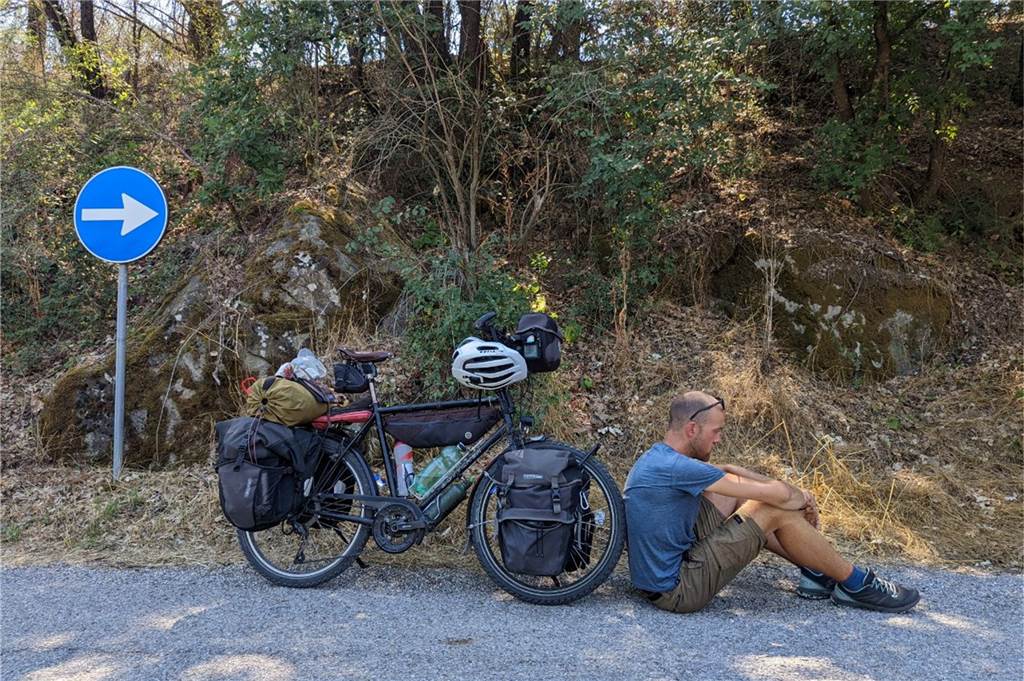 Unterwegs daheim: Endlich geht‘s dorthin, wo Marielle und Henning hinwollten Henning Vengels sitzt neben seinem Fahrrad.