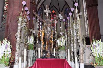 In jedem Jahr wird das Gabelkreuz aus der Sixtuskirche zum Fest Kreuzerhöhung neu und üppig geschmückt.