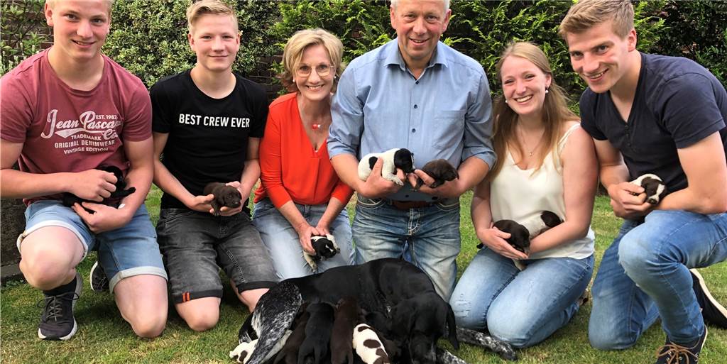 Trubel in Ahle: Familie Wensing, Hündin Rieke und ihre 18 Welpen (mit Video) In jeder Beziehung eine Großfamilie und ein gutes Team: Brigida und Heinrich Wernsing mit ihren Kindern (v.l.) Christoph, Linus, Theresia, Thomas und einigen Welpen auf dem Arm. Zu ihren Füßen liegen Hündin Rieke und die restlichen Kinder.