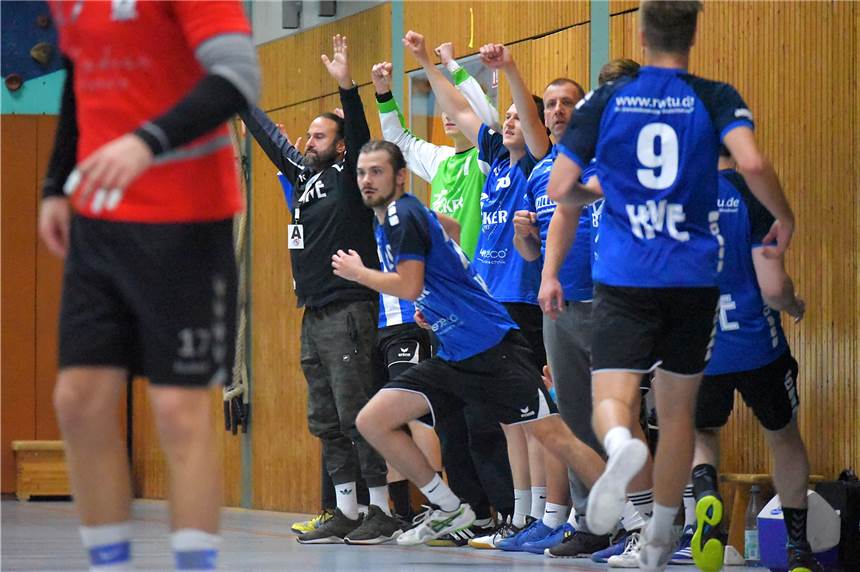 Der Tabellenführer und sein erster Verfolger - beides made in Schwerte In Jubelpose: Die HVE Villigst-Ergste, hier im Heimspiel gegen Olpe, trumpfte am Samstag in Plettenberg mit einem 35:18-Kantersieg auf.