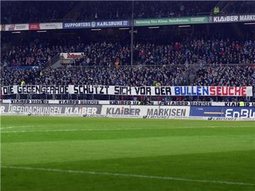 In Karlsruhe hatten die Fans ein Leipzig-feindliches Transparent aufgehängt. Foto: Uli Deck