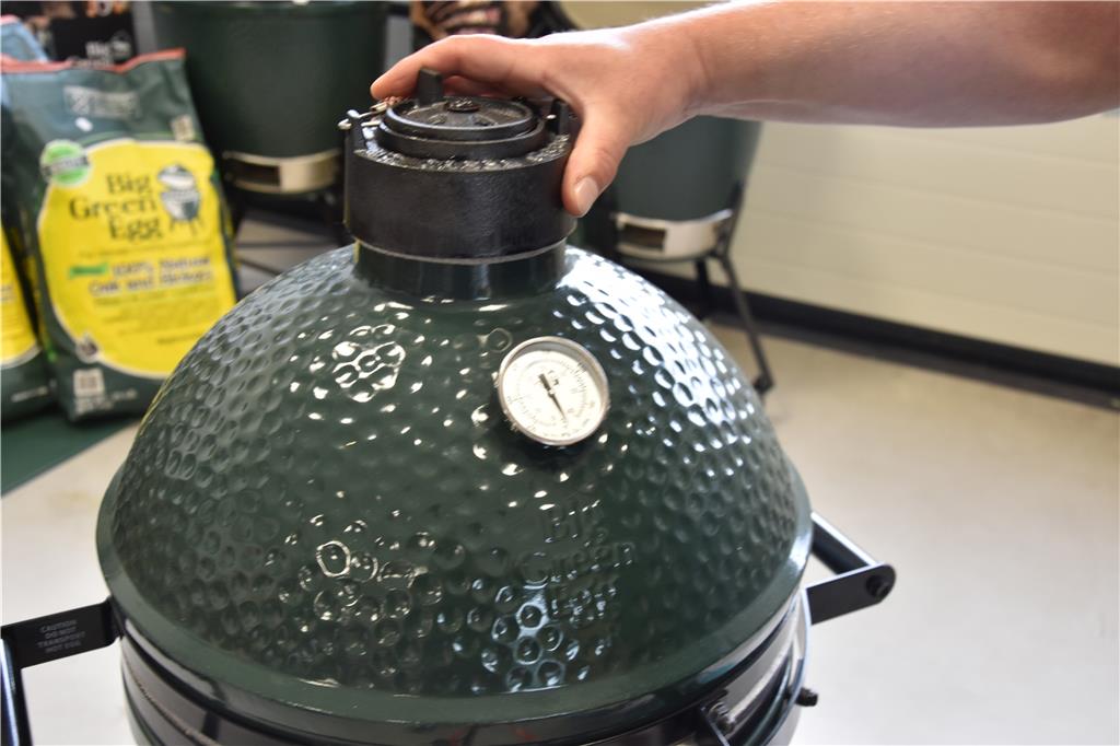 In Keramik-Grills, so erläutert es Jörn Fischer, lässt sich Fleisch gleichmäßig garen. Allerdings reagiert der Grillkörper nicht sehr schnell auf Temperaturveränderungen.