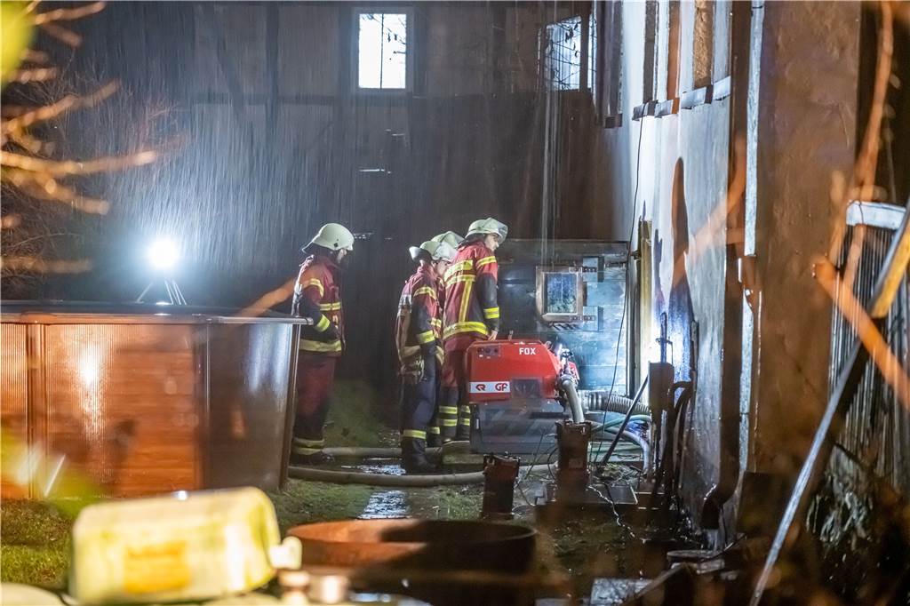 Hochwasser in NRW: Neue Warnung für die Ruhr In Kierspe pumpt die Feuerwehr einen vollgelaufenen Keller aus.