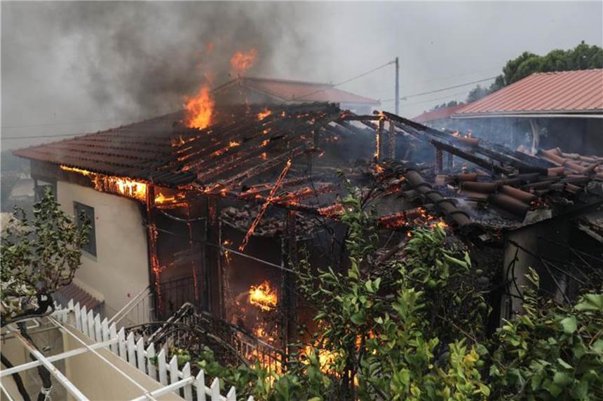 Feuerinferno nahe Athen - mindestens 74 Tote In Kineta bei Athen steht ein Haus in Flammen. Foto: Lefteris Partsalis/XinHua