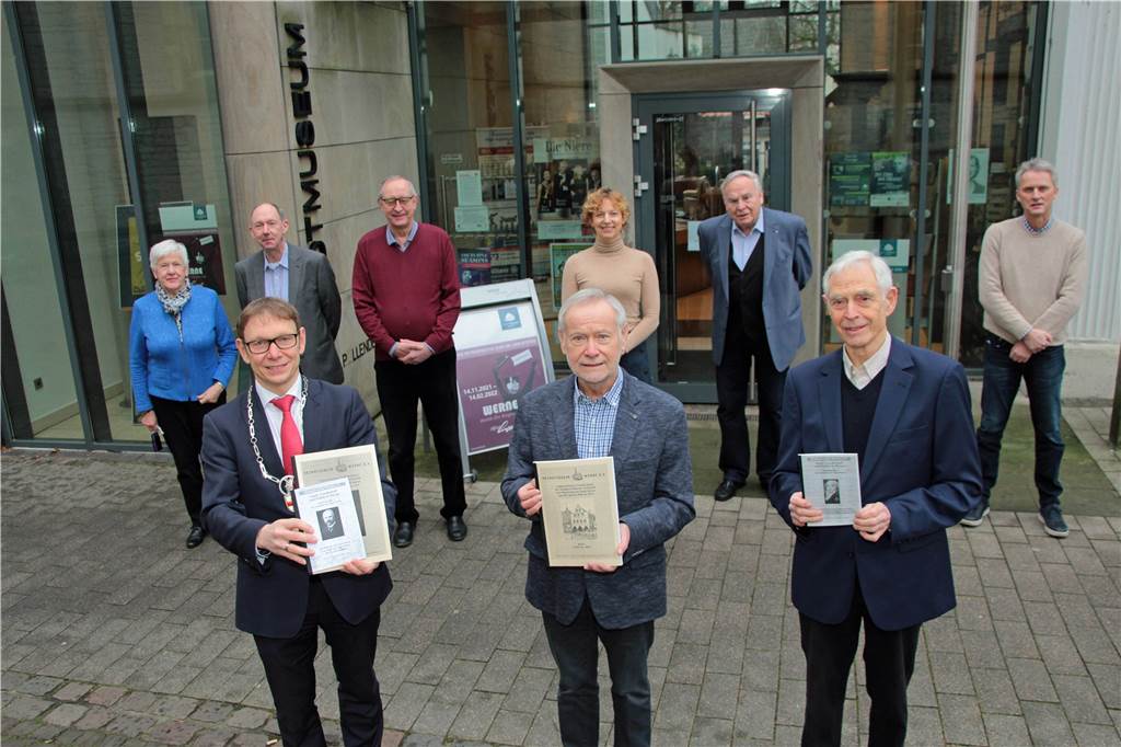 Kulturpreis Werne verliehen: Historische Arbeiten helfen Schülern und Familien In kleinem Kreise verlieh die Stadt Werne im Stadtmuseum die Kulturpreise an Dr. Franz-Josef Schulte-Althoff (r.) und Joseph Funhoff (M.).