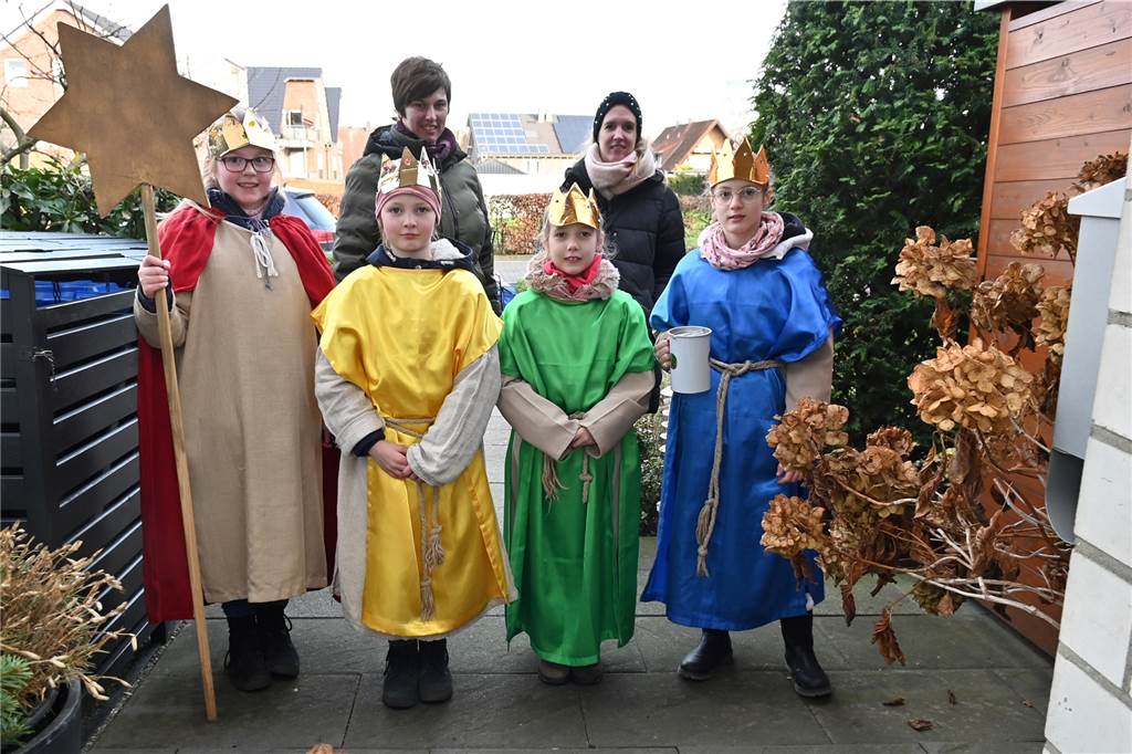 Die Sternsinger vor einem Wohnhaus in Wulfen.