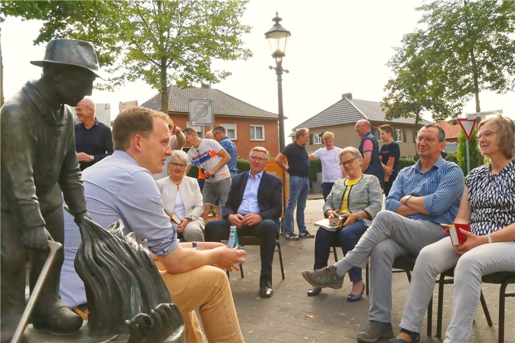 Brunnengespräch mit Tom Tenostendarp über Schule und Kunstrasenplätze In kleinen Runden fand die Wahlkampfveranstaltung mit Tom Tenostendarp am Dorfbrunnen statt.