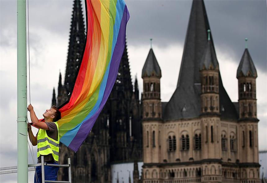 Ehe für alle - was bedeutet das in der Praxis? In Köln wehen Regenbogenfarben.