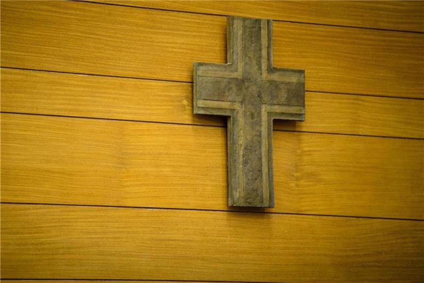 EKD-Vize kritisiert Kreuzerlass: Symbol ist keine Folklore in Kreuz hängt in einem Gerichtssaal vom Landgericht an der Wand. Foto: Matthias Balk/Archiv