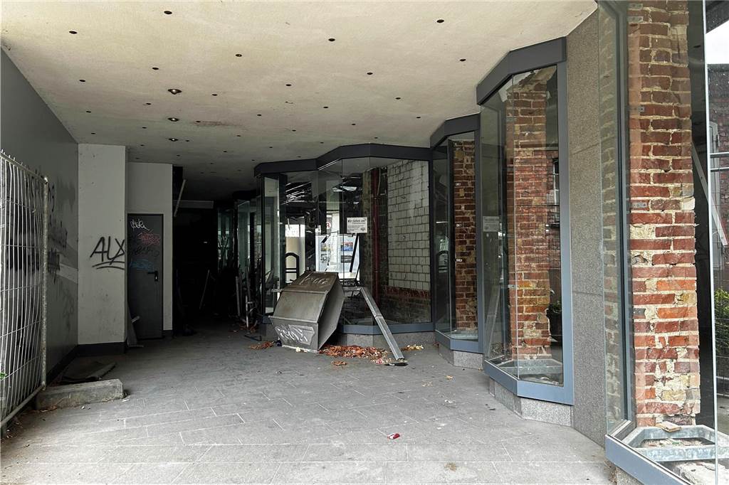 Eigentümer reagiert auf Kritik am Zustand der Kroes-Passage Müll liegt in der Kroes-Passage, die den Marktplatz von Werne mit der Bonenstraße verbindet.