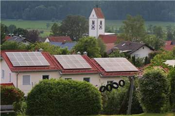 In ländlichen Wohngebieten setzen 33 Prozent der Privathaushalte auf eine alternative Energieversorgung. Besonders verbreitet ist die Solarthermie. Foto: Karl-Josef Hildenbrand