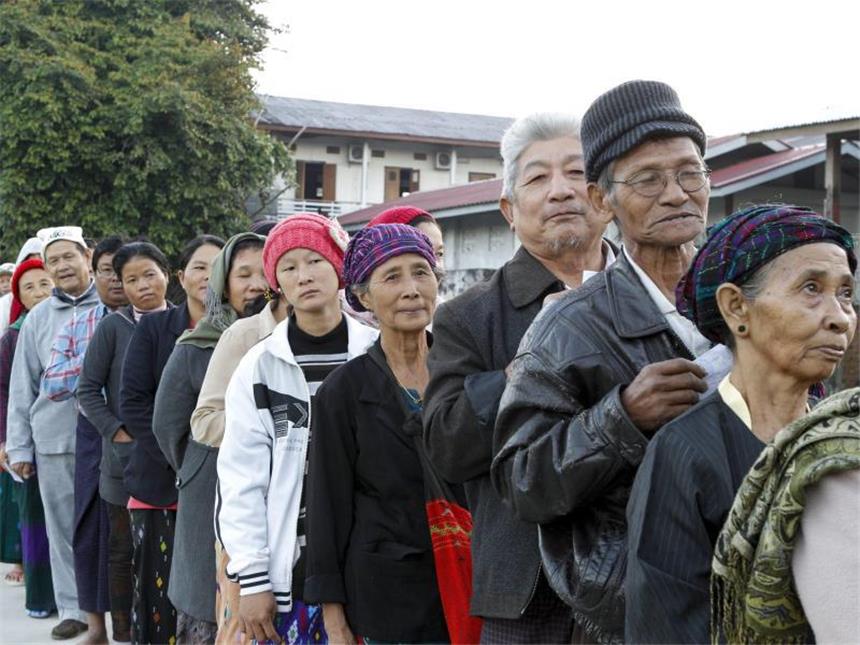Suu Kyis Oppositionspartei in Myanmar vor großem Wahlsieg In langen Schlangen hatten sich die Wahlberechtigten vor den Wahllokalen versammelt. Foto: Seng Mai