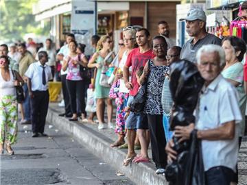 In langen Schlangen warten die Menschen in Rio auf eine Fahrgelegenheit. Foto: Antonio Lacerda