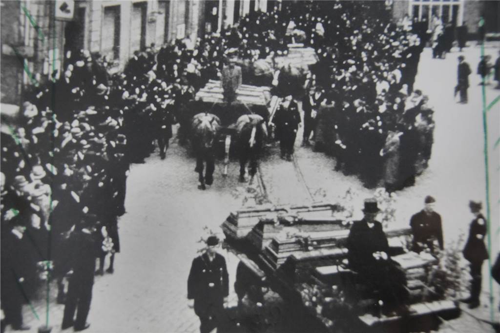 In langer Schlange bewegten sich die Leichenwagen mit den Särgen die Hörder Straße zu den Friedhöfen herauf.