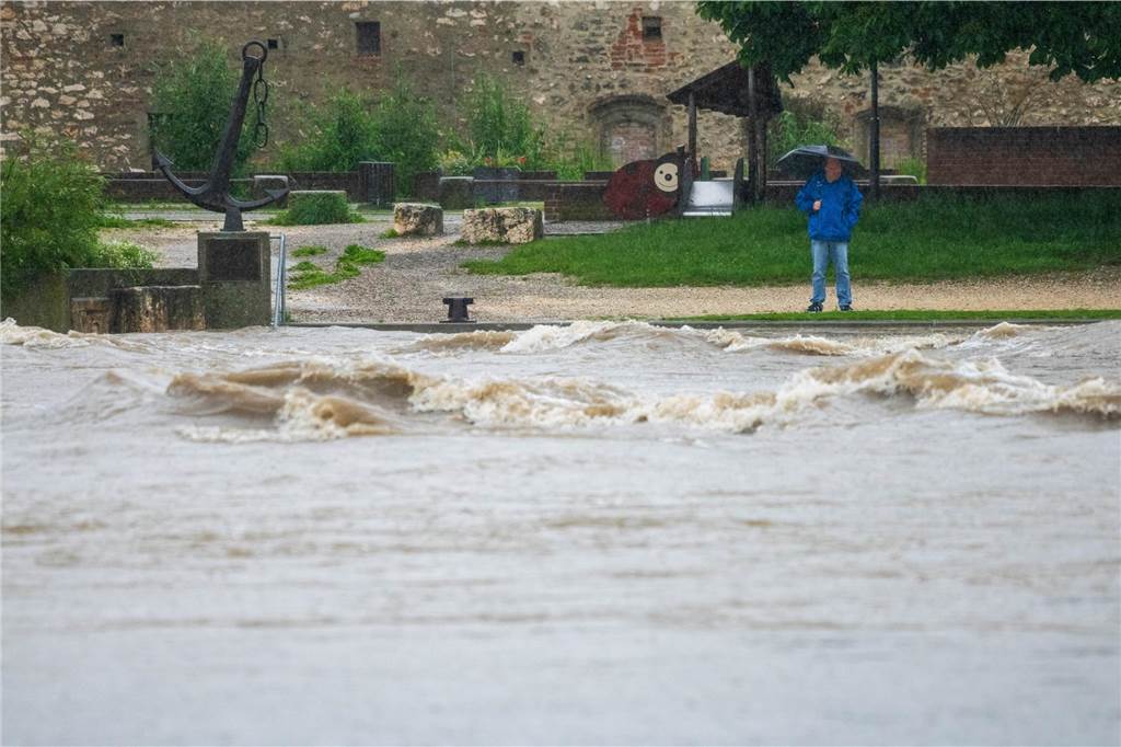 Hochwasser im Süden steigt: Warnung vor heftigen Überschwemmungen In Lauingen ist die Donau über das Ufer getreten.