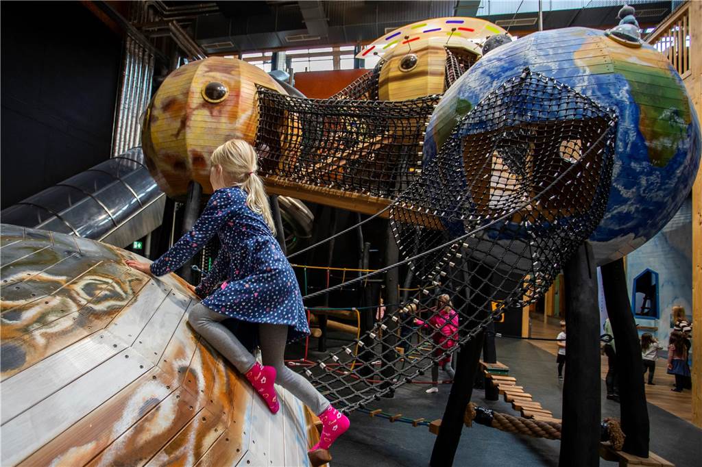 Freizeit-Tipps bei Regenwetter: Escape Room, Indoor-Park und mehr Ein Mädchen klettert in einem Indoor-Park.