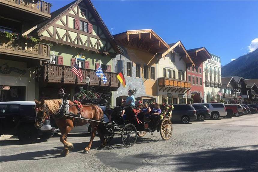 In Leavenworth können Besucher während einer Kutschfahrt die im bayerischen Stil gehaltenen Hausfassaden betrachten. Foto: Ute Wessels
