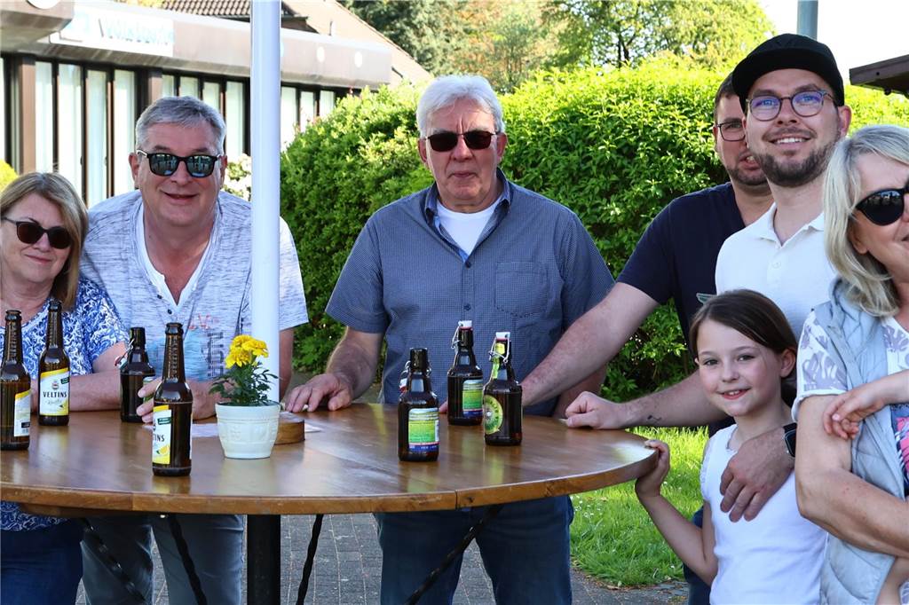 In Lippramsdorf wurde am Mittwochabend (30. April 2025) vor dem Tanz in den Mai der traditionelle Maibaum auf dem Dorfplatz aufgestellt.