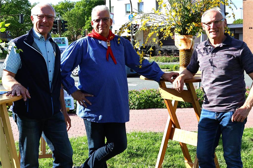In Lippramsdorf wurde am Mittwochabend (30. April 2025) vor dem Tanz in den Mai der traditionelle Maibaum auf dem Dorfplatz aufgestellt.