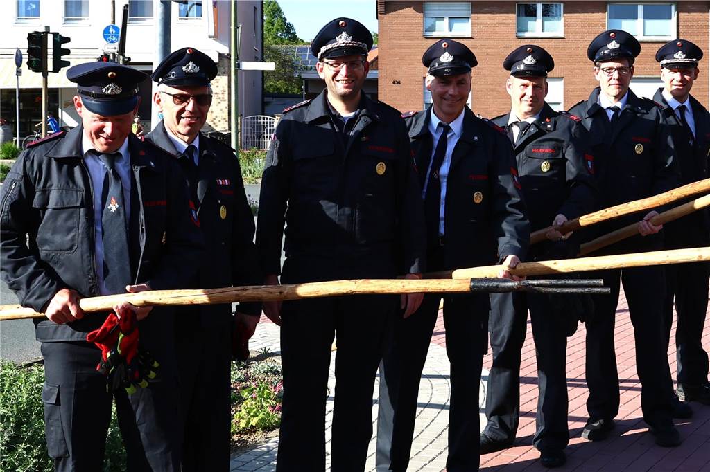 In Lippramsdorf wurde am Mittwochabend (30. April 2025) vor dem Tanz in den Mai der traditionelle Maibaum auf dem Dorfplatz aufgestellt.