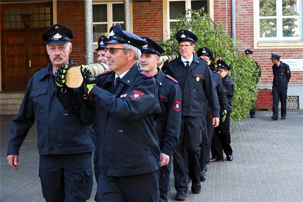 In Lippramsdorf wurde am Mittwochabend (30. April 2025) vor dem Tanz in den Mai der traditionelle Maibaum auf dem Dorfplatz aufgestellt.