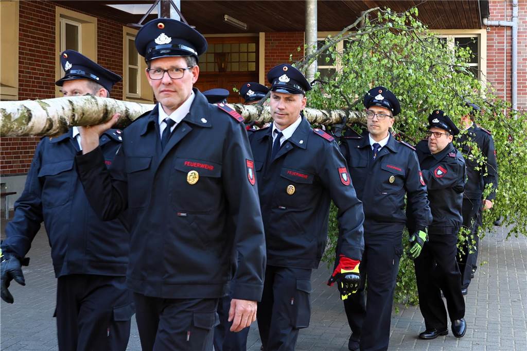In Lippramsdorf wurde am Mittwochabend (30. April 2025) vor dem Tanz in den Mai der traditionelle Maibaum auf dem Dorfplatz aufgestellt.