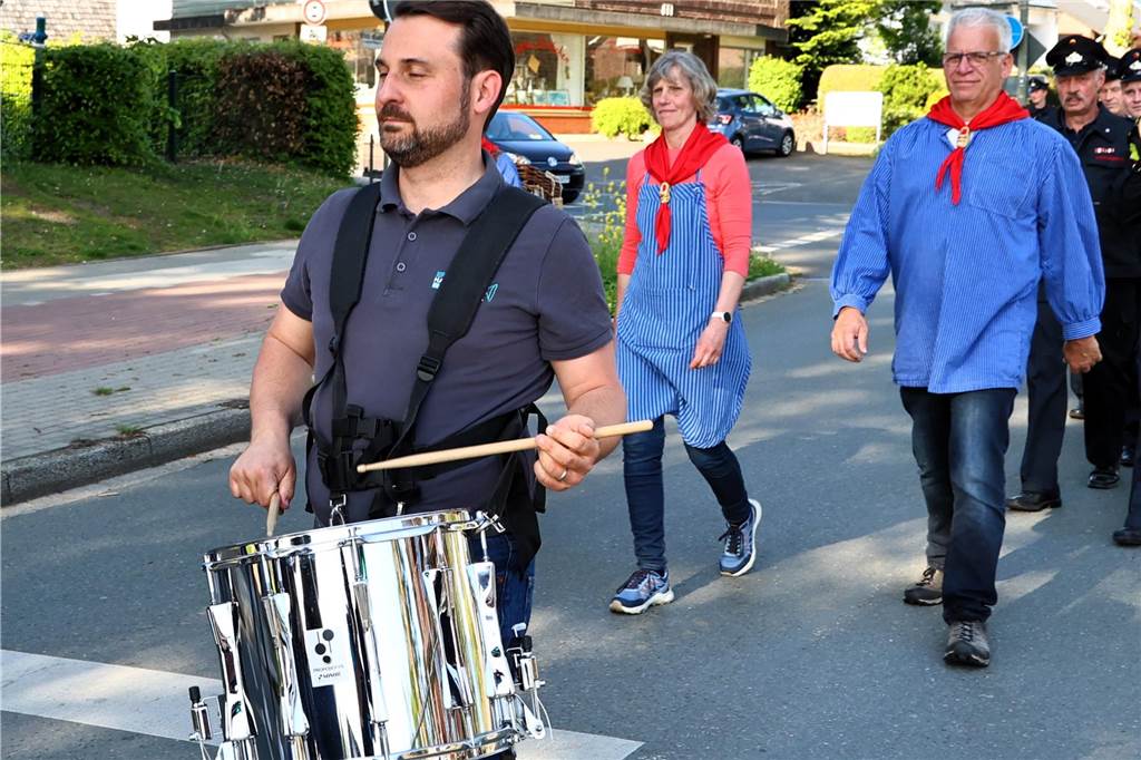 In Lippramsdorf wurde am Mittwochabend (30. April 2025) vor dem Tanz in den Mai der traditionelle Maibaum auf dem Dorfplatz aufgestellt.