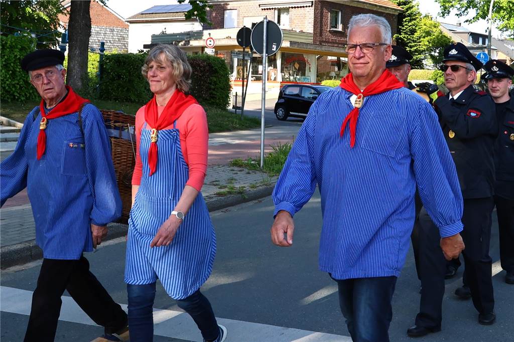 In Lippramsdorf wurde am Mittwochabend (30. April 2025) vor dem Tanz in den Mai der traditionelle Maibaum auf dem Dorfplatz aufgestellt.