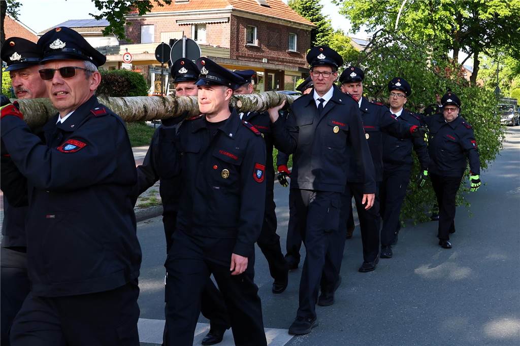 In Lippramsdorf wurde am Mittwochabend (30. April 2025) vor dem Tanz in den Mai der traditionelle Maibaum auf dem Dorfplatz aufgestellt.
