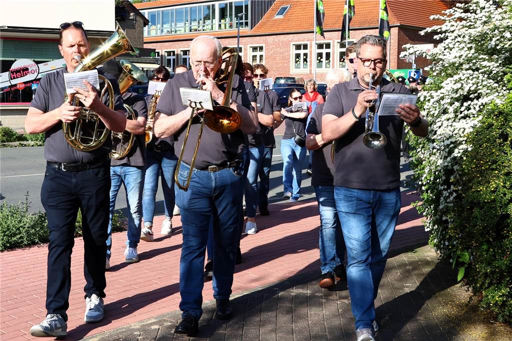 In Lippramsdorf wurde am Mittwochabend (30. April 2025) vor dem Tanz in den Mai der traditionelle Maibaum auf dem Dorfplatz aufgestellt.
