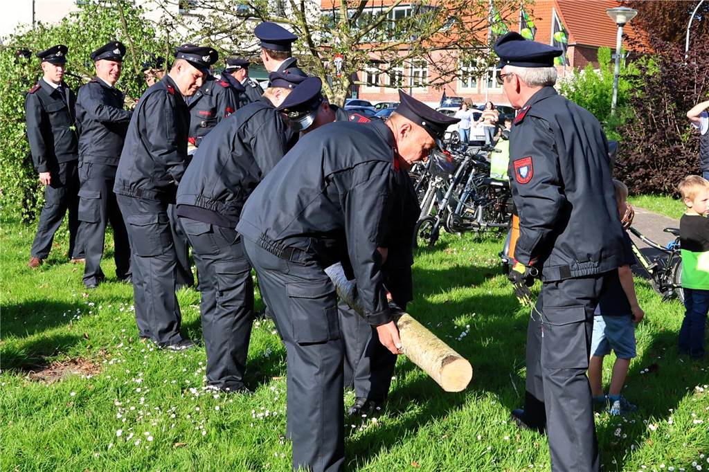 In Lippramsdorf wurde am Mittwochabend (30. April 2025) vor dem Tanz in den Mai der traditionelle Maibaum auf dem Dorfplatz aufgestellt.