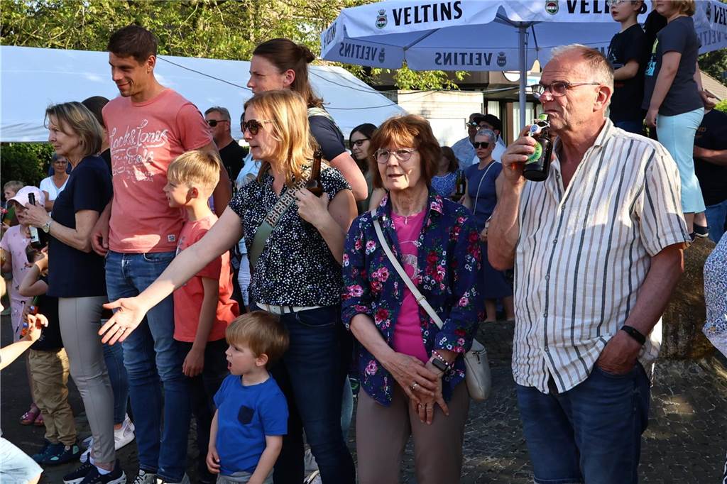 In Lippramsdorf wurde am Mittwochabend (30. April 2025) vor dem Tanz in den Mai der traditionelle Maibaum auf dem Dorfplatz aufgestellt.