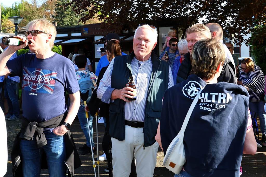 In Lippramsdorf wurde am Mittwochabend (30. April 2025) vor dem Tanz in den Mai der traditionelle Maibaum auf dem Dorfplatz aufgestellt.