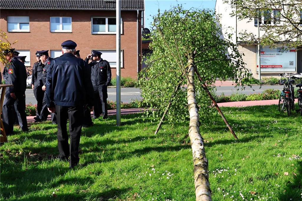 In Lippramsdorf wurde am Mittwochabend (30. April 2025) vor dem Tanz in den Mai der traditionelle Maibaum auf dem Dorfplatz aufgestellt.