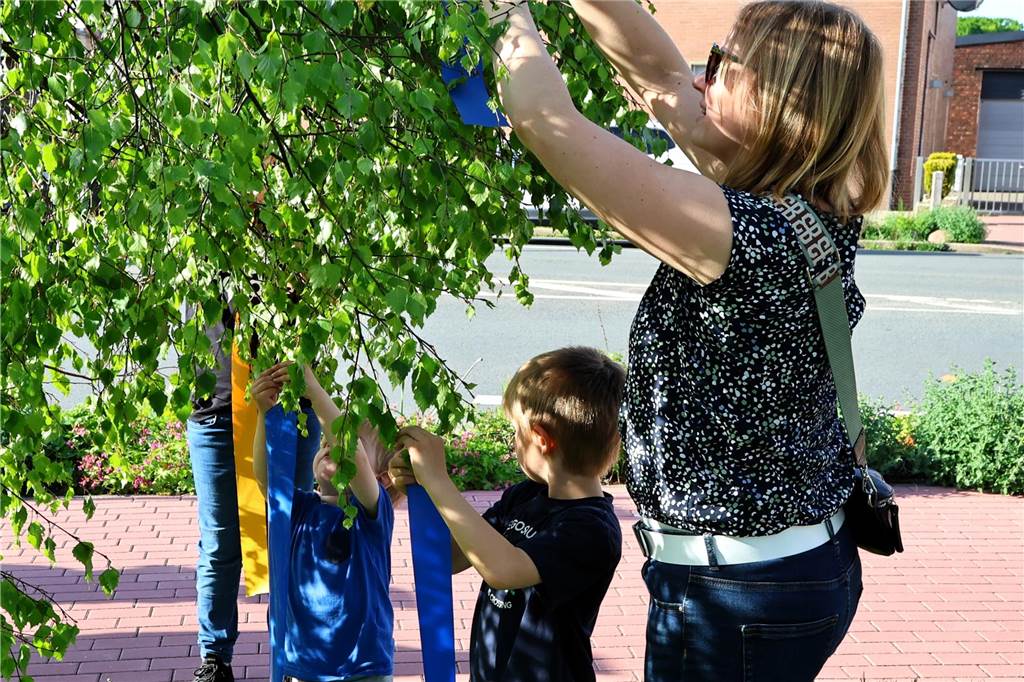 In Lippramsdorf wurde am Mittwochabend (30. April 2025) vor dem Tanz in den Mai der traditionelle Maibaum auf dem Dorfplatz aufgestellt.