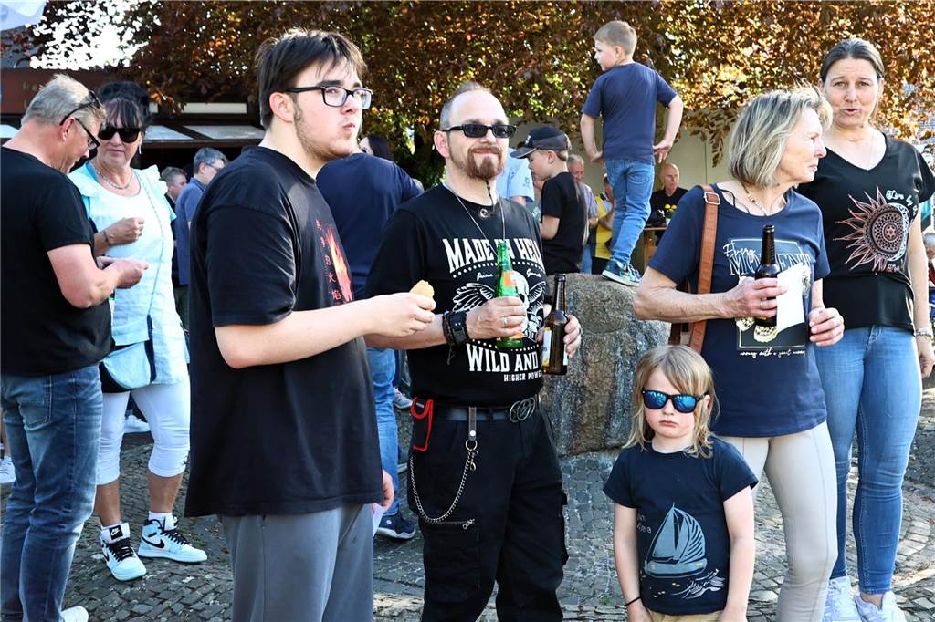 In Lippramsdorf wurde am Mittwochabend (30. April 2025) vor dem Tanz in den Mai der traditionelle Maibaum auf dem Dorfplatz aufgestellt.