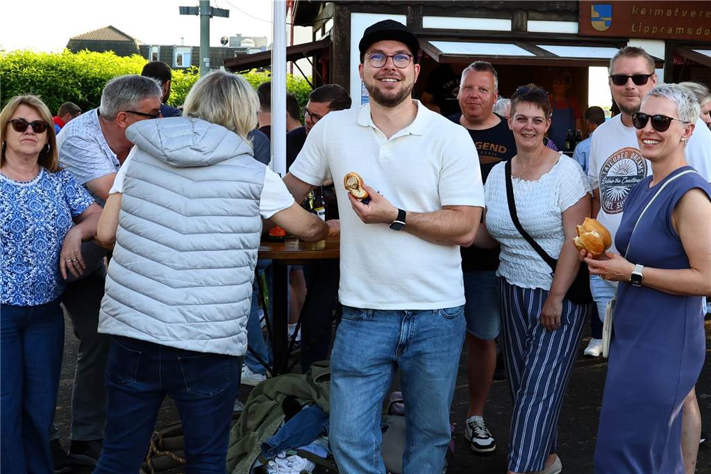 In Lippramsdorf wurde am Mittwochabend (30. April 2025) vor dem Tanz in den Mai der traditionelle Maibaum auf dem Dorfplatz aufgestellt.