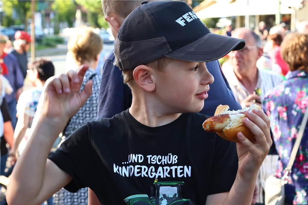 In Lippramsdorf wurde am Mittwochabend (30. April 2025) vor dem Tanz in den Mai der traditionelle Maibaum auf dem Dorfplatz aufgestellt.