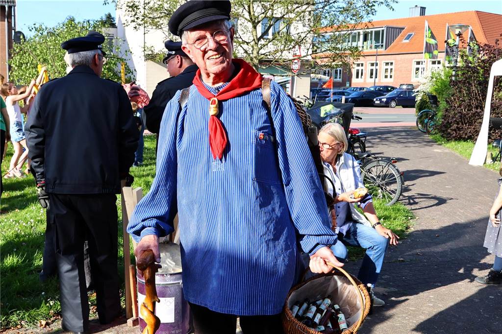 In Lippramsdorf wurde am Mittwochabend (30. April 2025) vor dem Tanz in den Mai der traditionelle Maibaum auf dem Dorfplatz aufgestellt.