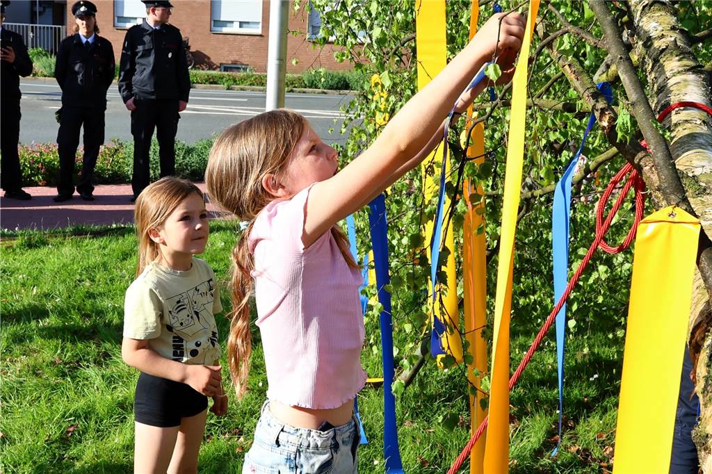 In Lippramsdorf wurde am Mittwochabend (30. April 2025) vor dem Tanz in den Mai der traditionelle Maibaum auf dem Dorfplatz aufgestellt.