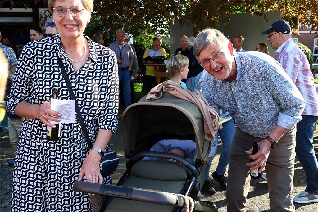 In Lippramsdorf wurde am Mittwochabend (30. April 2025) vor dem Tanz in den Mai der traditionelle Maibaum auf dem Dorfplatz aufgestellt.