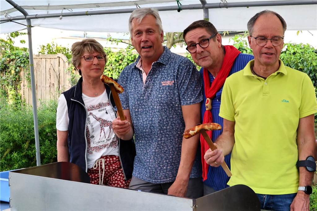 In Lippramsdorf wurde am Mittwochabend (30. April 2025) vor dem Tanz in den Mai der traditionelle Maibaum auf dem Dorfplatz aufgestellt.