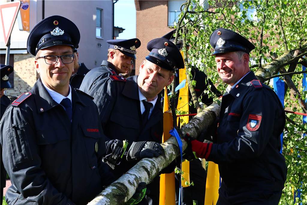 In Lippramsdorf wurde am Mittwochabend (30. April 2025) vor dem Tanz in den Mai der traditionelle Maibaum auf dem Dorfplatz aufgestellt.