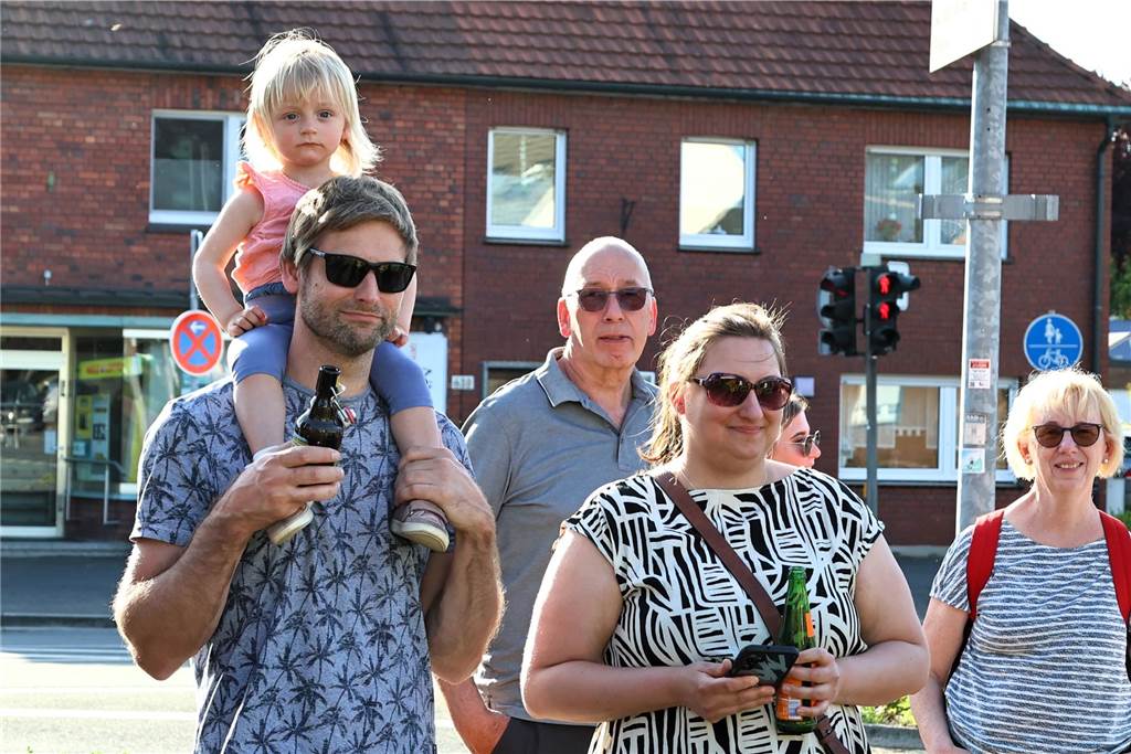 In Lippramsdorf wurde am Mittwochabend (30. April 2025) vor dem Tanz in den Mai der traditionelle Maibaum auf dem Dorfplatz aufgestellt.