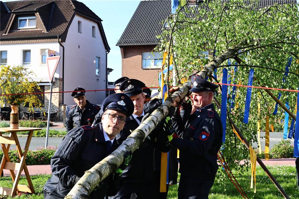 In Lippramsdorf wurde am Mittwochabend (30. April 2025) vor dem Tanz in den Mai der traditionelle Maibaum auf dem Dorfplatz aufgestellt.