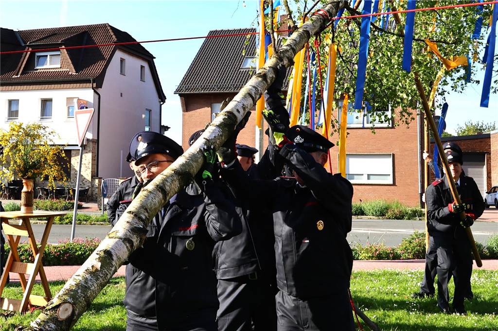 In Lippramsdorf wurde am Mittwochabend (30. April 2025) vor dem Tanz in den Mai der traditionelle Maibaum auf dem Dorfplatz aufgestellt.